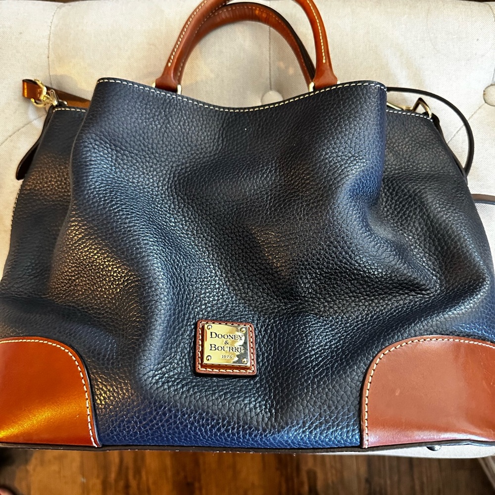 Like New Dooney & Bourke LEATHER bucket satchel crossbody bag